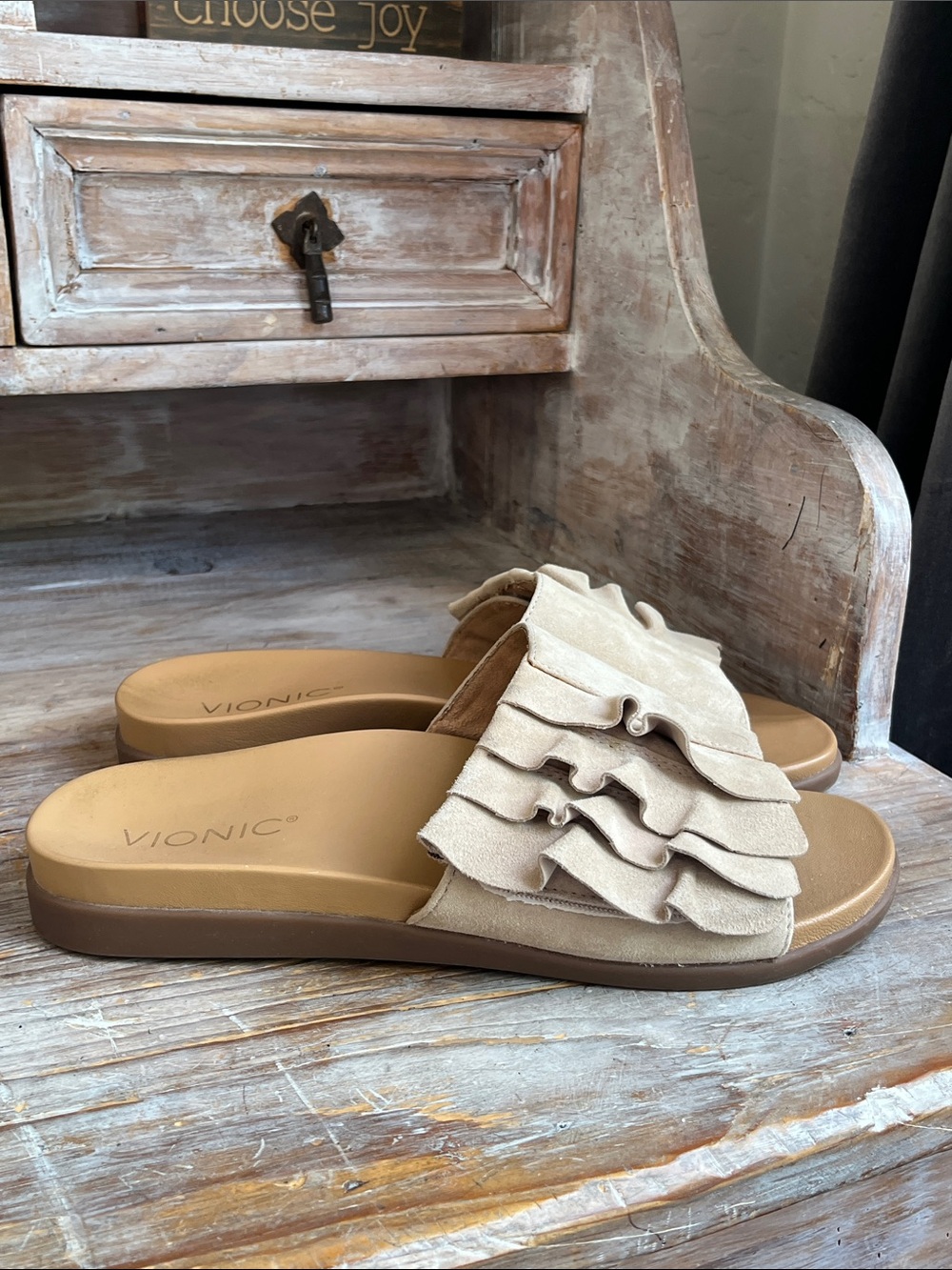 🤍 Vionic Roni Slides Size 8 Cream Suede Adjustable Velcro Strap